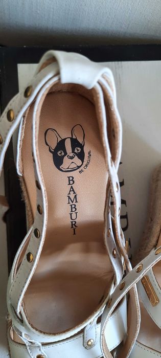 Sandálias Bamburi em pele como novas