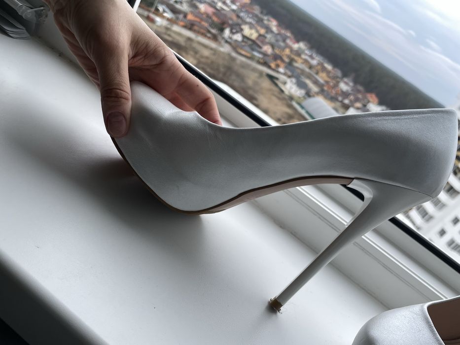 Продам білі туфлі 39 розміру