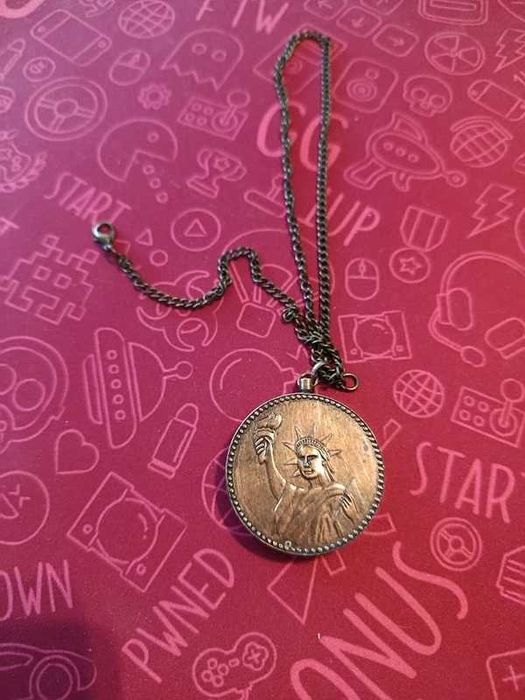 Isqueiro vintage com moeda John F Kennedy e Estátua da Liberdade