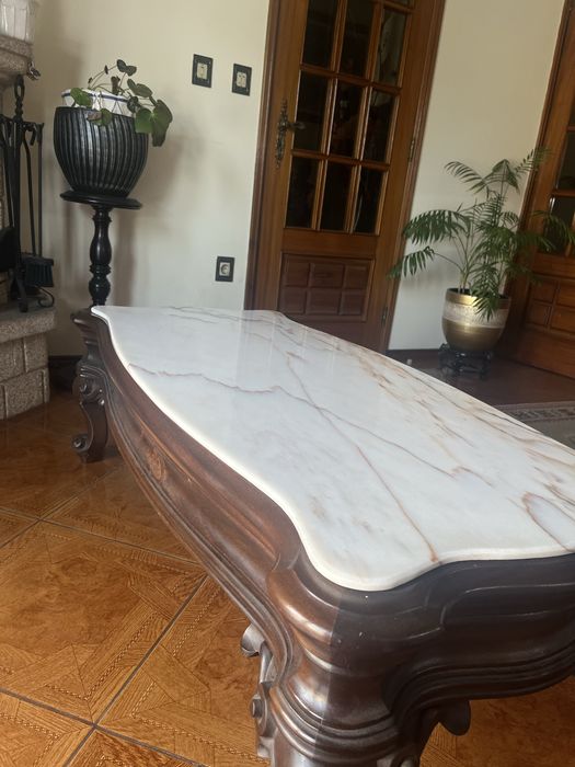 mesa central com tampo em mármore