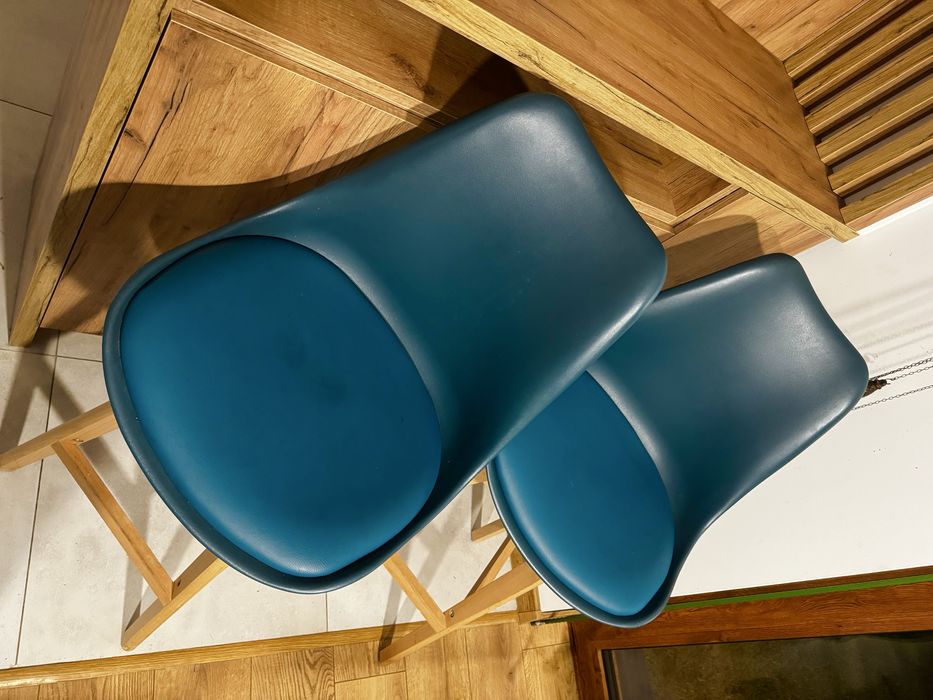 Dwa krzesła wysokie hokery