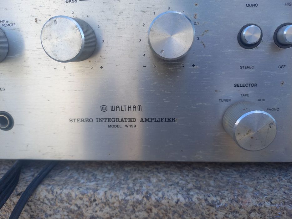 Amplificador da marca waltham mais mesa de som com desgaste
