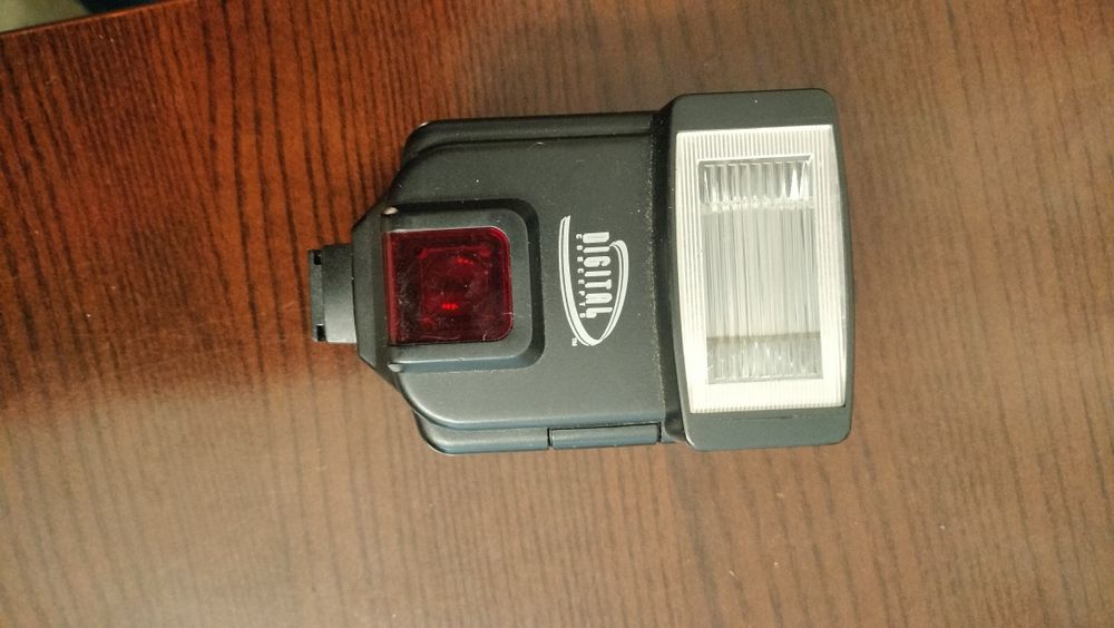 Flash da marca Digital Concept universal para máquinas fotográficas
