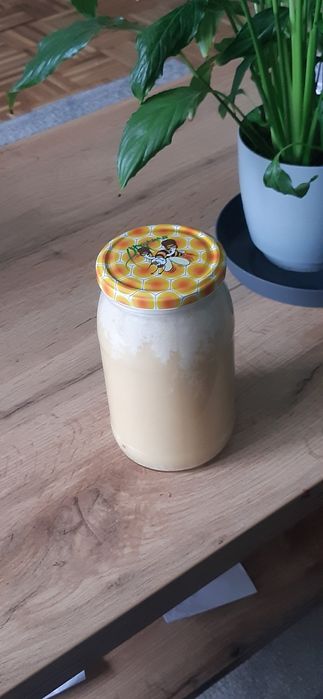 Miód z własnej pasieki.