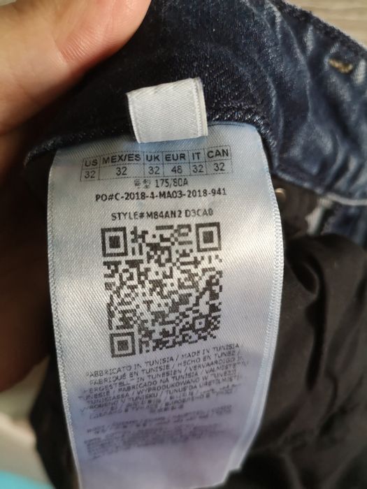 Jeansy z przetarciami GUESS