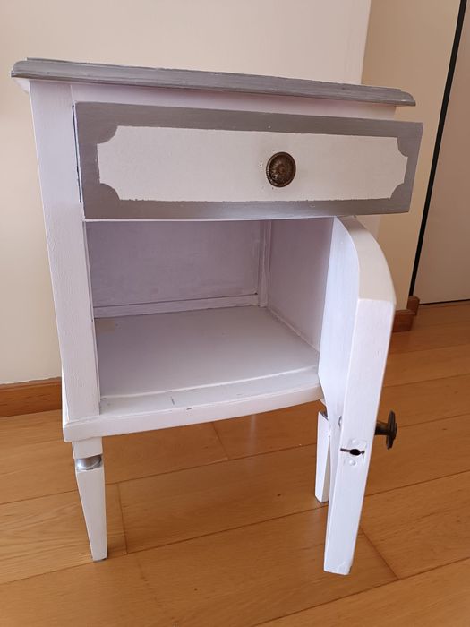 Mesa de cabeceira antiga restaurada