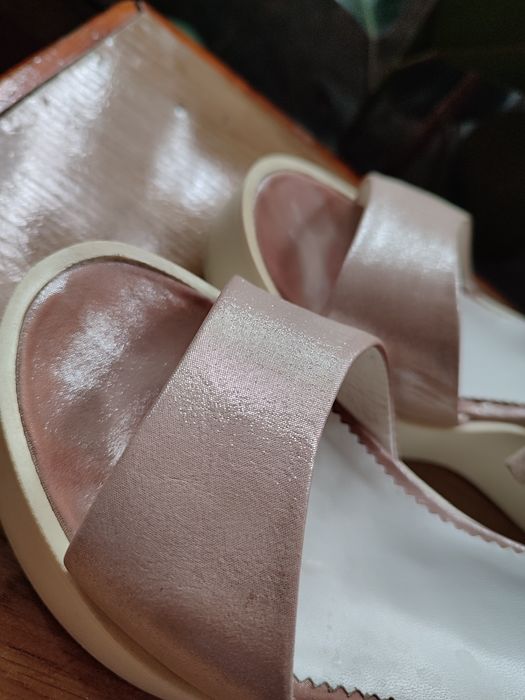 Босоніжки жіночі