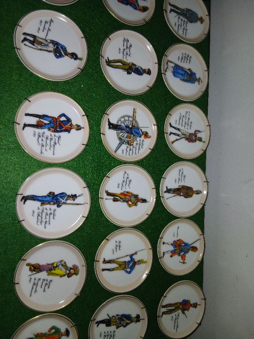 18 prato uniforme militar por  4€ cada