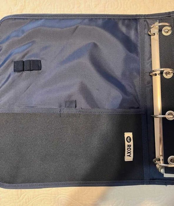 Dossier forrado com 4 argolas e com estojo no seu interior, da ROXY