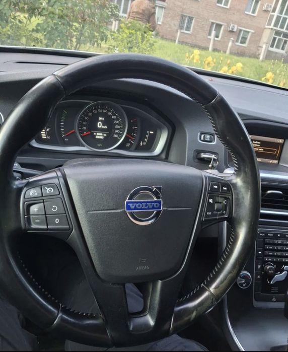 автомобіль Volvo S60