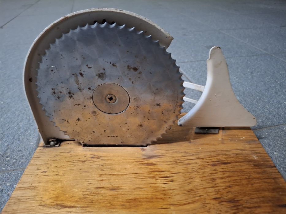 Dwie stare krajalnice do chleba