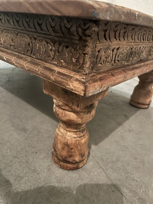 Mesa de madeira com entalhes