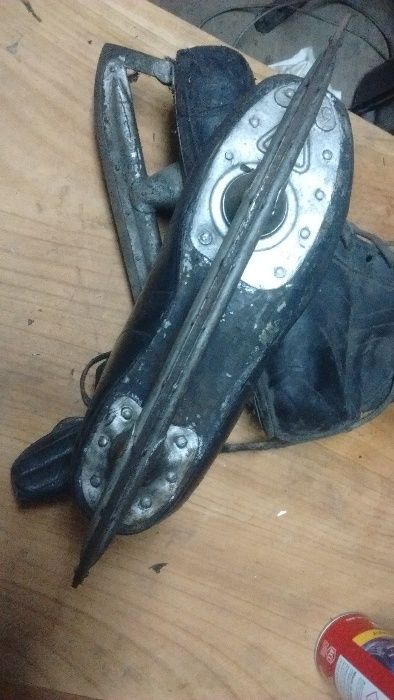 Stare łyżwy skórzane.