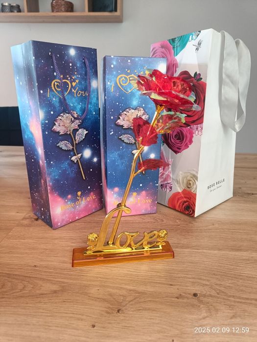 Wieczna róża Belle Rose stojąca z napisem Love