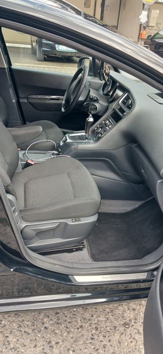 Peugeot  5008...
