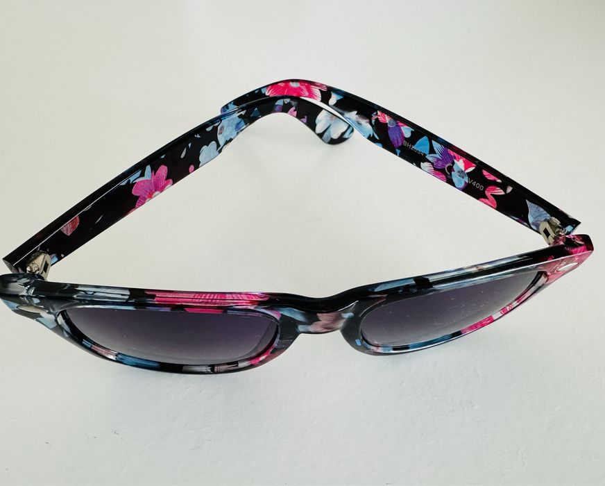 Óculos de sol pretos com padrão floral + bolsa