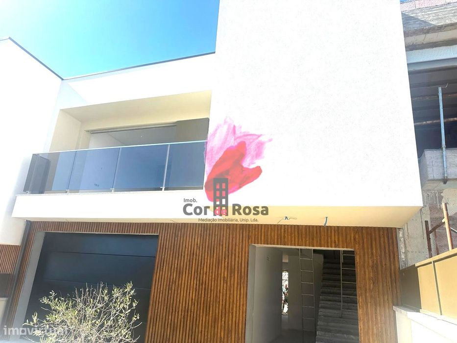 última moradia para venda – T3 gaveto Arões...