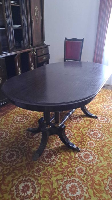 Conjunto de mesas e cadeiras, cristaleira, tapetes, sofá cama