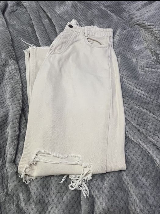 Kremowe mom jeans z przedarciami
