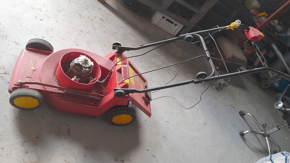 Kosiarka elektryczna z napędem.