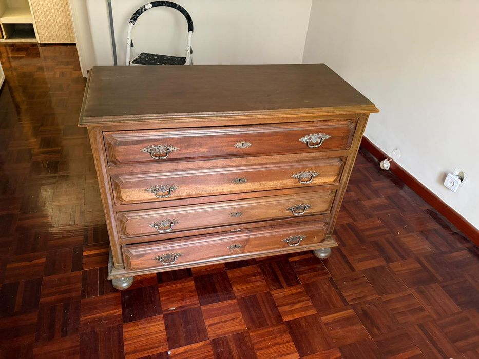 Cómoda de madeira maciça com quatro gavetas e puxadores de metal