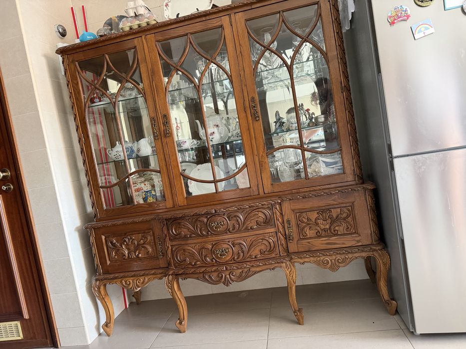 Cristaleira em madeira com vitrine – bom estado