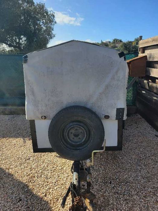 Reboque com a estrutura de cobertura e toldo