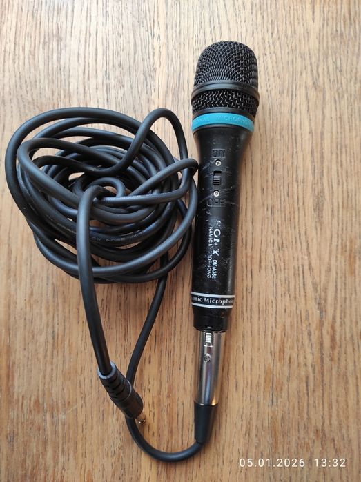 Мікрофон зі шнуром.   Працюючий.