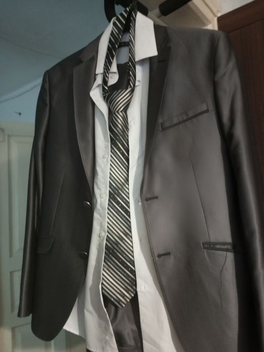 Чоловічий костюм з рубашкою і галстуком