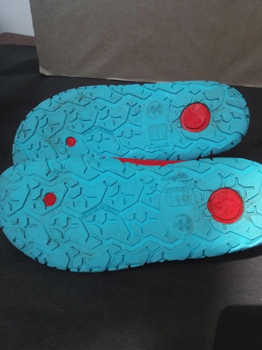 Продам аквашузы, тапочки для пляжа.