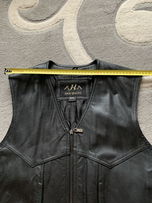 Стильна чорна жилетка зі шкіри