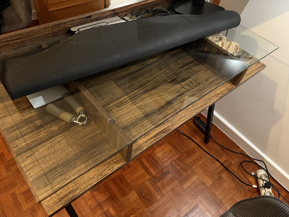 Secretária com tampo de vidro