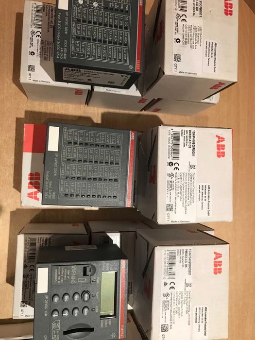 Moduly sterujace i wykonawcze firmy ABB.