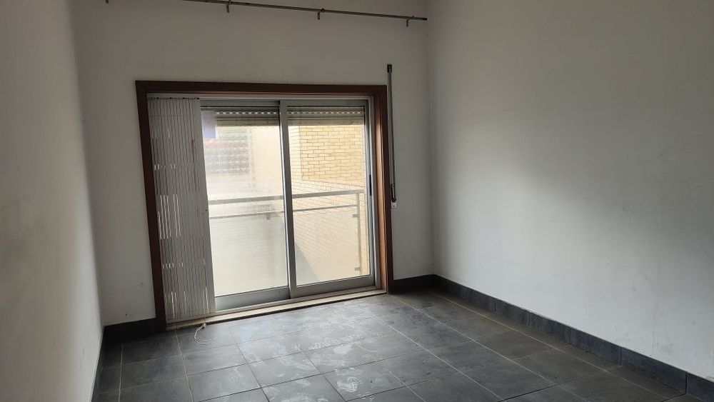 Arrendo loja de gaveto na Avenida Praia de Angeiras, Matosinhos