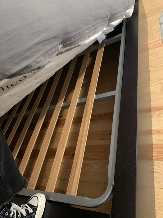 Estrutura de cama de casal com estrado