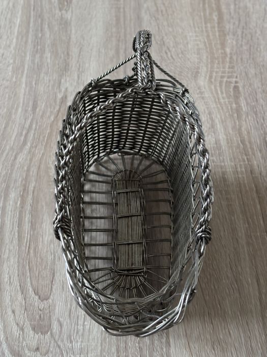 Metalowy koszyk do serwowania wina