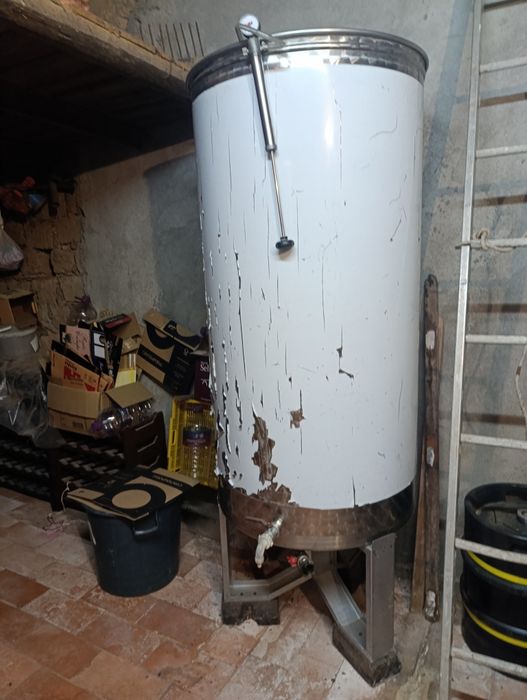 Depósito de vinho sempre cheio -600Lt