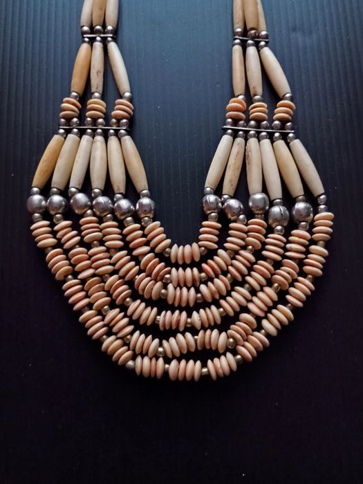 Naszyjnik wielorzędowy.