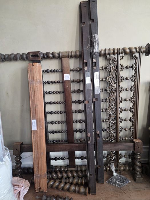 Cama de Bilros antiga de madeira maciça  castanho escuro