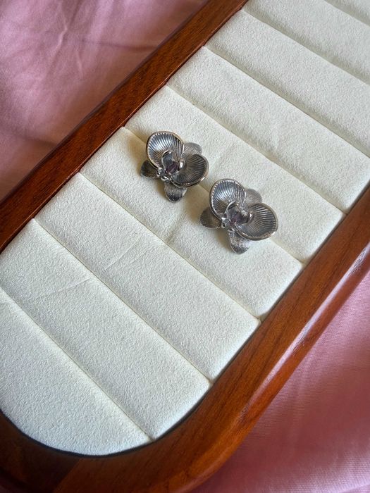 Brincos Phalaenopsis orquídea com gema roxa escovada earrings