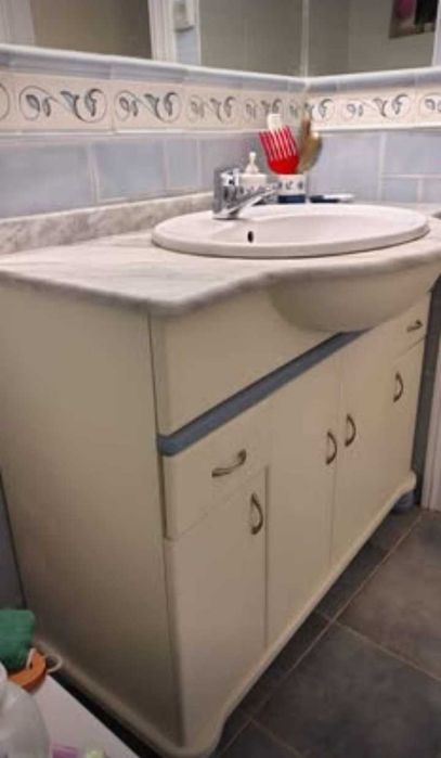 Móvel de casa de banho com lavatório, torneira e bancada em mármore