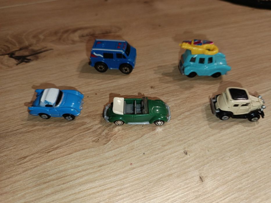Zestaw 5 małych kultowych samochodzików  z Kinder joj