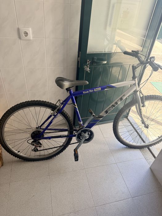 Uma bicicleta, grande