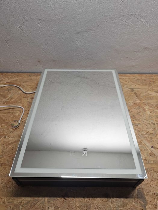 Podświetlana szafka LED z lustrem do łazienki 50 x 70 cm