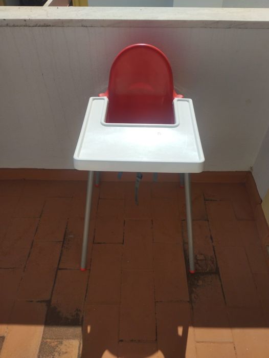 Cadeira IKEA vermelha