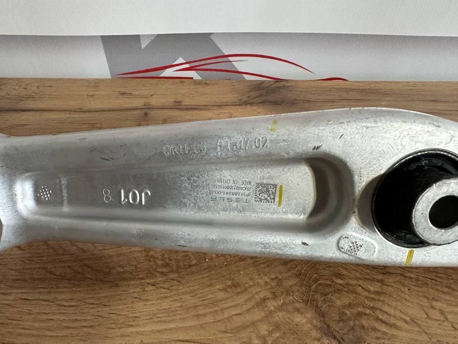 Tesla Model 3 2018 Важіль нижній передній правий перед Оригінал 1044341-00-D