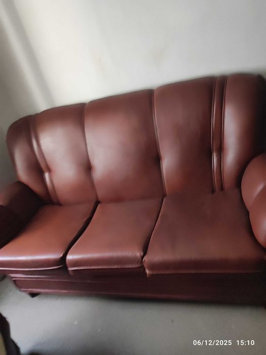 Terno de sofás em pele e madeira castanho em bom estado geral