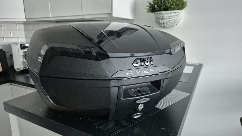 Kufer centralny z oparciem Givi  E46NB mocolock z plytą.