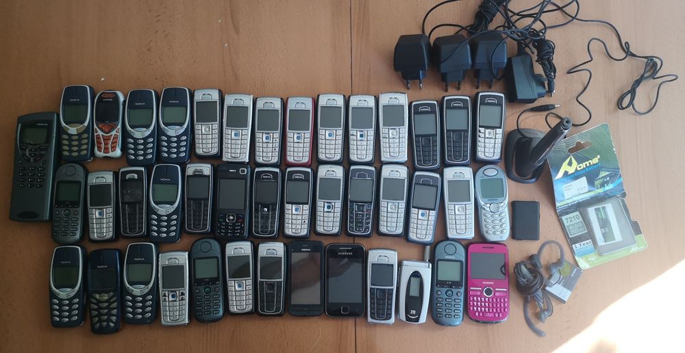 Lote Completo de 41 Telemóveis Antigos (Nokia, Siemens, Samsung)