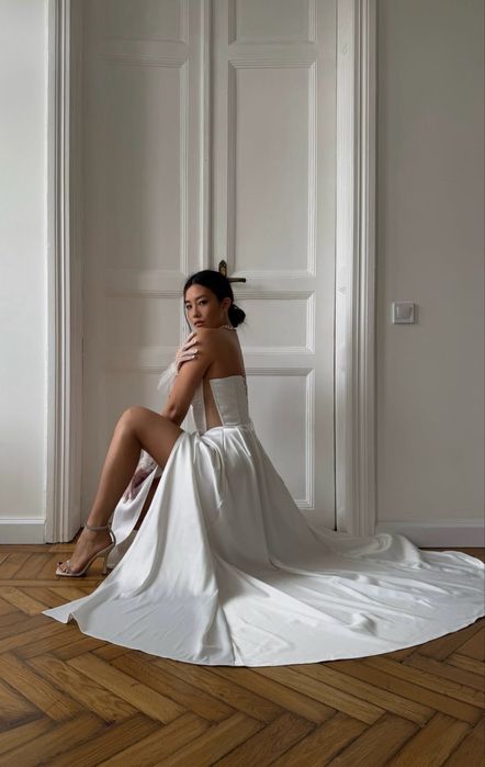 Весільна святкова біла довга сукня